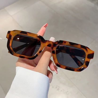 Men Vintage Rectangle Frame Sunglasses. - Maison Novaire